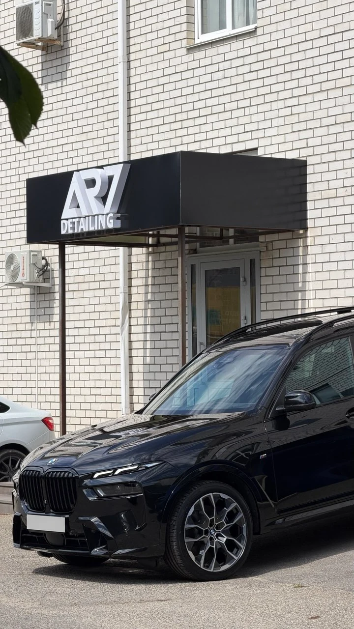 Чёрный внедорожник BMW у входа в AR7 Detailing