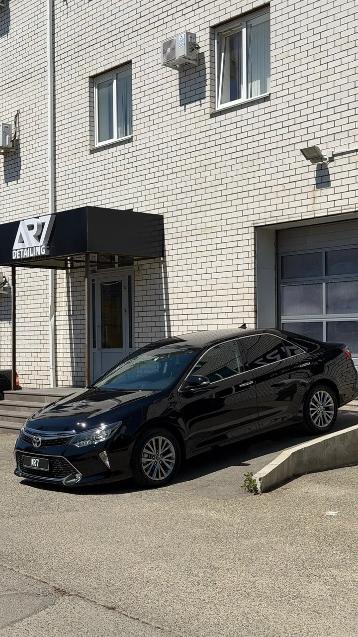Чёрная Toyota Camry у входа в AR7