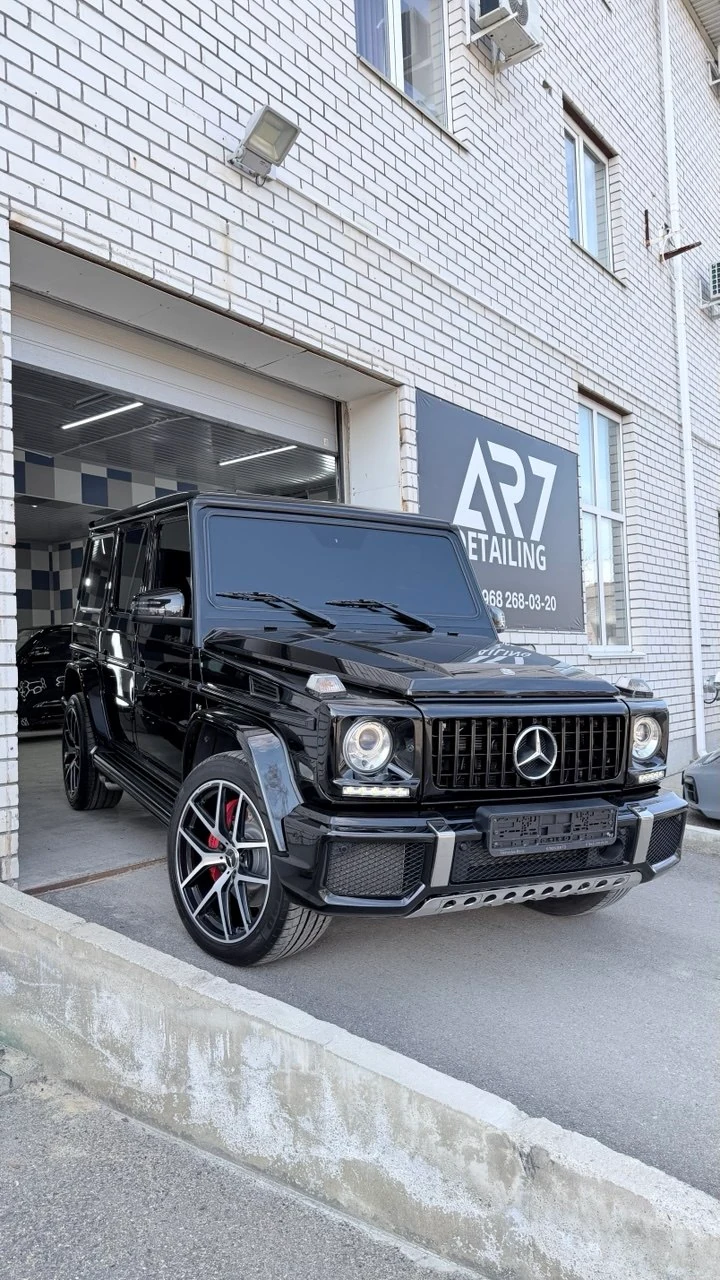 Чёрный Mercedes-Benz G-Класс у ворот мастерской AR7