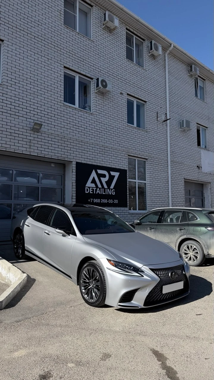 Серебристый седан Lexus у студии AR7