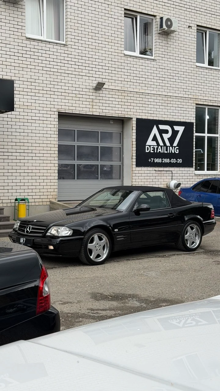 Чёрный родстер Mercedes-Benz SL у студии AR7